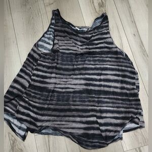 Under Amour Loose open back women’s top size XL black and gray